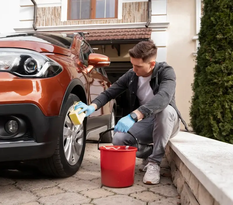 Lavage auto à domicile Gumery : professionnel intervenant sur un véhicule